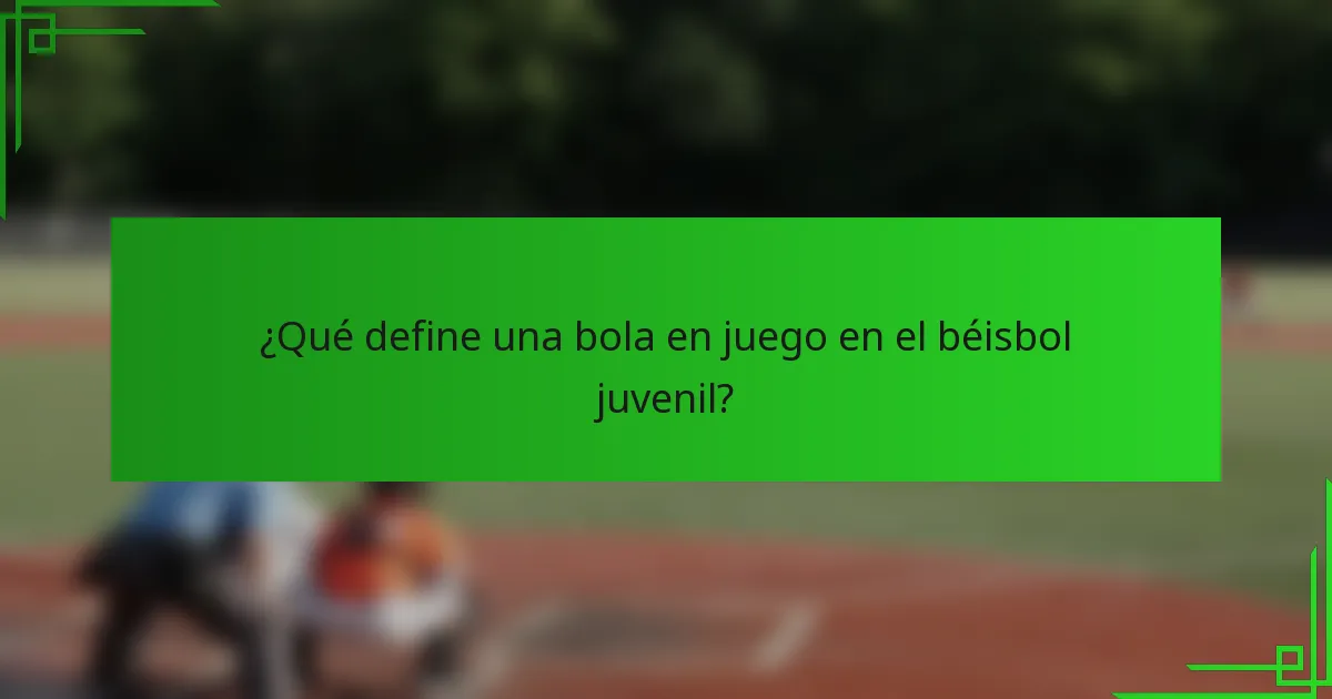 ¿Qué define una bola en juego en el béisbol juvenil?